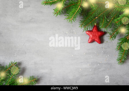 Weihnachten Hintergrund mit Dekorationen und roten Sternen auf den grauen Stein. Stockfoto