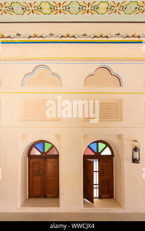 Fenster und Wand Detail der offiziellen Maschilis Zimmer in Scheich Abdullah Bin Jassim Al-Thani's Palace im Nationalmuseum von Qatar, Doha, Qatar Stockfoto