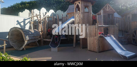 Kinderspielplatz im Bicester Village, Oxfordshire, UK. Der Spielplatz ist hauptsächlich aus Holz, eine ökologisch nachhaltige Produkte Stockfoto