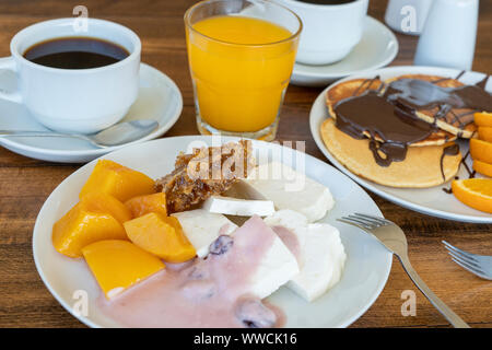 Frühstück mit vielen Speisen und Getränke auf einem Holztisch, aus der Nähe. Essen Konzept Stockfoto