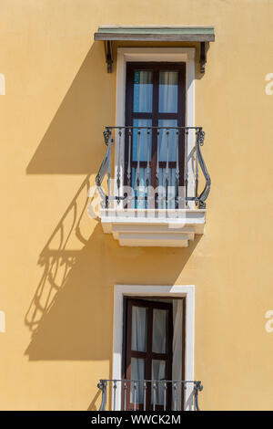 Fenster mit Balkon auf der Fassade mit gusseisernen Verzierungen in Bodrum, Türkei Stockfoto