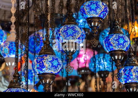 Bunte türkische Mosaik Glas Lampen für den Verkauf am Wochenmarkt in Bodrum, Türkei. Nahaufnahme Stockfotografie