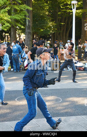 Ein japanisches Mitglied der Fremden, ein Tokyo Rockabilly Club, tanzt an einem sonnigen Sommersonntagnachmittag im Yoyogi Park in Shibuya, Tokio, Japan. Stockfoto