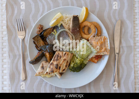 Verschiedene Lebensmittel auf einer weißen Platte, Nahaufnahme, Ansicht von oben Stockfoto