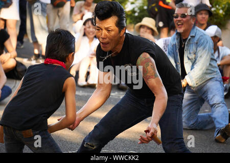 Ein Mann und ein Junge von The Strangers, einem Tokyo Rockabilly Club, tanzen an einem sonnigen Sommersonntagnachmittag im Yoyogi Park in Shibuya, Tokio, Japan. Stockfoto