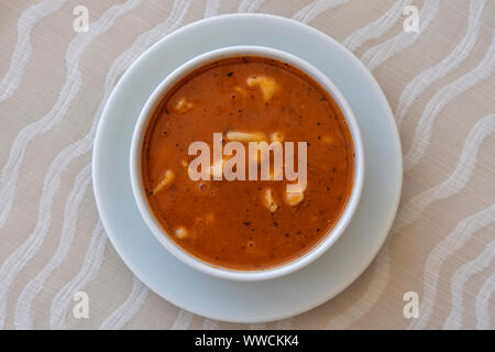 Red Tomato Soup mit Knödel in einer weißen Schüssel, Nahaufnahme, Ansicht von oben Stockfoto