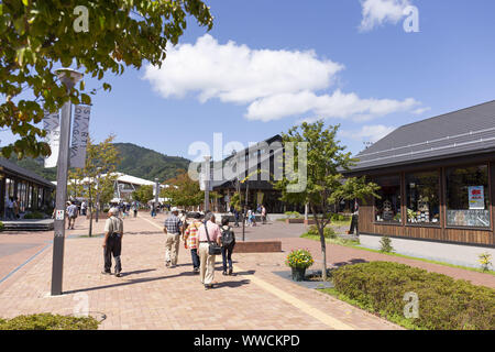 Miyagi, Japan. 15 Sep, 2019. Besucher versammeln sich auf den kommerziellen Bereich der Stadt Onagawa vor onagawa Bahnhof entfernt. Ein Media Tour von der Tokyo Metropolitan Government in Zusammenarbeit mit den örtlichen Behörden organisiert zielt darauf ab, die Anstrengungen in der Tohoku, der von der 2011 grossen Osten Japan Erdbeben und Tsunami Betroffenen zu präsentieren. Credit: Rodrigo Reyes Marin/ZUMA Draht/Alamy leben Nachrichten Stockfoto