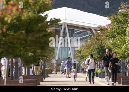 Miyagi, Japan. 15 Sep, 2019. Besucher versammeln sich auf den kommerziellen Bereich der Stadt Onagawa vor onagawa Bahnhof entfernt. Ein Media Tour von der Tokyo Metropolitan Government in Zusammenarbeit mit den örtlichen Behörden organisiert zielt darauf ab, die Anstrengungen in der Tohoku, der von der 2011 grossen Osten Japan Erdbeben und Tsunami Betroffenen zu präsentieren. Credit: Rodrigo Reyes Marin/ZUMA Draht/Alamy leben Nachrichten Stockfoto