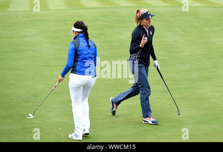 Das Team USA Lexi Thompson (rechts) gewinnt den 1. Bohrung gegen das Team Europa Georgien Halle (links) Während der singles Gleiches an Tag drei des Solheim Cup 2019 in Gleneagles Golf Club, Auchterarder. Stockfoto