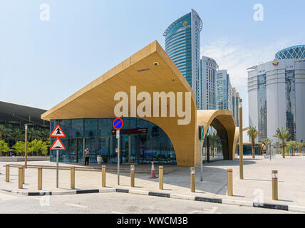 Eingang zum decc Doha Metro Station in Richtung der Hochhäuser der West Bay Area, Doha, Qatar Stockfoto