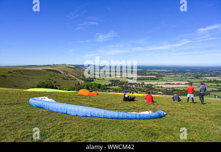 Brighton, UK. 15. September 2019. Gleitschirme Warten auf den Wind an einem heißen sonnigen Tag am Devils Dyke Nördlich von Brighton auf der South Downs mit Temperaturen erwartet, die Mitte der 20er Jahre in den Südosten zu erreichen. Foto: Simon Dack/Alamy leben Nachrichten Stockfoto