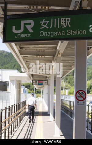 Miyagi, Japan. 15 Sep, 2019. Ein Repräsentant von onagawa Station befindet sich am Eingang der Station gesehen. Ein Media Tour von der Tokyo Metropolitan Government in Zusammenarbeit mit den örtlichen Behörden organisiert zielt darauf ab, die Anstrengungen in der Tohoku, der von der 2011 grossen Osten Japan Erdbeben und Tsunami Betroffenen zu präsentieren. Credit: Rodrigo Reyes Marin/ZUMA Draht/Alamy leben Nachrichten Stockfoto