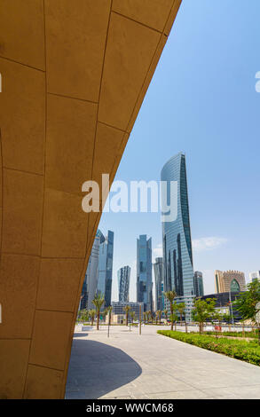 Gerahmte Blick auf die Stadt Doha Metro Richtung die Wolkenkratzer des West Bay Area, Doha, Qatar Stockfoto