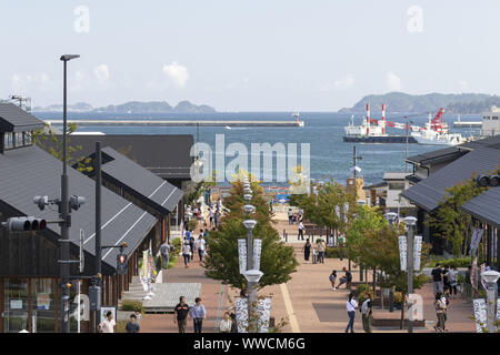 Miyagi, Japan. 15 Sep, 2019. Besucher versammeln sich auf den kommerziellen Bereich der Stadt Onagawa vor onagawa Bahnhof entfernt. Ein Media Tour von der Tokyo Metropolitan Government in Zusammenarbeit mit den örtlichen Behörden organisiert zielt darauf ab, die Anstrengungen in der Tohoku, der von der 2011 grossen Osten Japan Erdbeben und Tsunami Betroffenen zu präsentieren. Credit: Rodrigo Reyes Marin/ZUMA Draht/Alamy leben Nachrichten Stockfoto