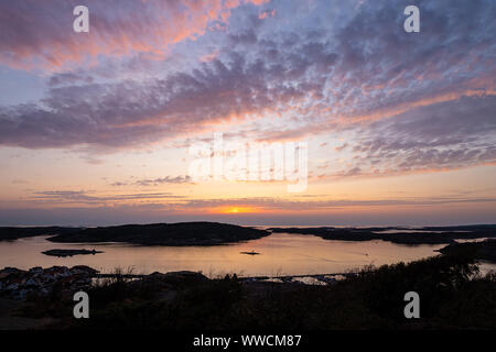 Sonnenuntergang in der Stadt Fjaellbacka in Schweden. Stockfoto