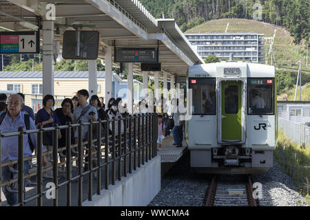 Miyagi, Japan. 15 Sep, 2019. Bahn Pendler kommen Onagawa Station. Ein Media Tour von der Tokyo Metropolitan Government in Zusammenarbeit mit den örtlichen Behörden organisiert zielt darauf ab, die Anstrengungen in der Tohoku, der von der 2011 grossen Osten Japan Erdbeben und Tsunami Betroffenen zu präsentieren. Credit: Rodrigo Reyes Marin/ZUMA Draht/Alamy leben Nachrichten Stockfoto