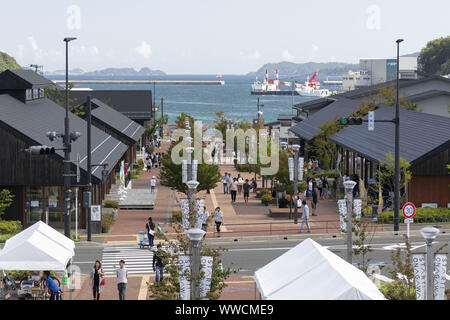 Miyagi, Japan. 15 Sep, 2019. Besucher versammeln sich auf den kommerziellen Bereich der Stadt Onagawa vor onagawa Bahnhof entfernt. Ein Media Tour von der Tokyo Metropolitan Government in Zusammenarbeit mit den örtlichen Behörden organisiert zielt darauf ab, die Anstrengungen in der Tohoku, der von der 2011 grossen Osten Japan Erdbeben und Tsunami Betroffenen zu präsentieren. Credit: Rodrigo Reyes Marin/ZUMA Draht/Alamy leben Nachrichten Stockfoto