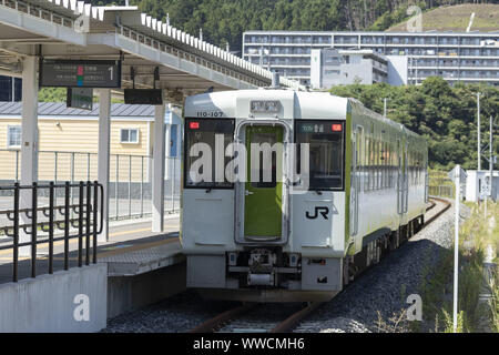 Miyagi, Japan. 15 Sep, 2019. Ein Zug kommt an onagawa Station. Ein Media Tour von der Tokyo Metropolitan Government in Zusammenarbeit mit den örtlichen Behörden organisiert zielt darauf ab, die Anstrengungen in der Tohoku, der von der 2011 grossen Osten Japan Erdbeben und Tsunami Betroffenen zu präsentieren. Credit: Rodrigo Reyes Marin/ZUMA Draht/Alamy leben Nachrichten Stockfoto