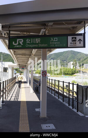 Miyagi, Japan. 15 Sep, 2019. Ein Repräsentant von onagawa Station befindet sich am Eingang der Station gesehen. Ein Media Tour von der Tokyo Metropolitan Government in Zusammenarbeit mit den örtlichen Behörden organisiert zielt darauf ab, die Anstrengungen in der Tohoku, der von der 2011 grossen Osten Japan Erdbeben und Tsunami Betroffenen zu präsentieren. Credit: Rodrigo Reyes Marin/ZUMA Draht/Alamy leben Nachrichten Stockfoto