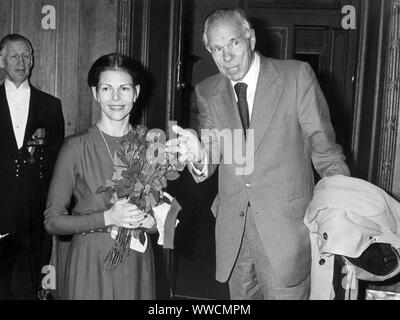 Nobelpreisträger GLENN SEABORG zusammen mit der schwedischen Königin Silvia Stockfoto