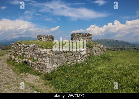 Brunnen mit Trinkwasser im Gebiet Ruinen Rozafa Schloss in Shkodra, Albanien Stockfoto