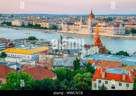 Ungarischen Parlament und Donau, die Stadt Budapest Panorama bei Sonnenuntergang in Ungarn Stockfoto