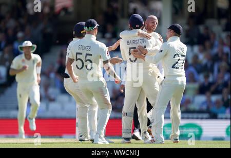 England's Jack Leach (Zweiter von rechts) feiert nach Jonny Bairstow Stümpfe aus Australiens Warum nicht während Labuschagne Tag vier des fünften Testspiel am Kia Oval, London. Stockfoto