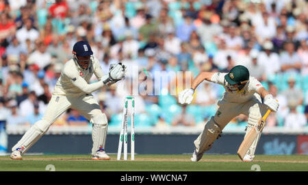 England's Jonny Bairstow (links) Stümpfe aus Australiens Warum nicht während Labuschagne Tag vier des fünften Testspiel am Kia Oval, London. Stockfoto