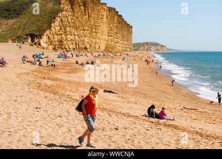 Dorset, Großbritannien. 14. September 2019. UK Wetter. Menschen strömen nach West Bay, Indischer Sommer bringt warme und sonnige Tage. Credit: stuart Hartmut Ost/Alamy leben Nachrichten Stockfoto