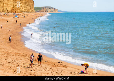 Dorset, Großbritannien. 14. September 2019. UK Wetter. Menschen strömen nach West Bay, Indischer Sommer bringt warme und sonnige Tage. Credit: stuart Hartmut Ost/Alamy leben Nachrichten Stockfoto