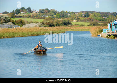 Dorset, Großbritannien. 14. September 2019. UK Wetter. Menschen strömen nach West Bay, Indischer Sommer bringt warme und sonnige Tage. Credit: stuart Hartmut Ost/Alamy leben Nachrichten Stockfoto