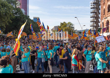 Katalanische Unabhängigkeit protestrers bei einer Rallye, die in der katalanischen Nationalfeiertag "La iada' nahm. Barcelona, 2019 Stockfoto