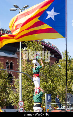 Gruppe von Menschen Gebäude Castellers menschliche Türme'' während der inependence protestieren, die sich in der katalanischen Nationalfeiertag "La iada' nahm. Stockfoto