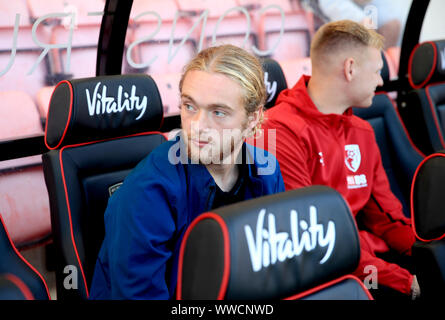 Everton ist Tom Davies sitzt auf der Bank vor der Premier League Match an der Vitalität Stadium, Bournemouth. Stockfoto