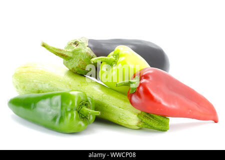 Grüne Zucchini, Aubergine und Paprika auf einem weißen Hintergrund. selektive Fokus mit geringer Tiefenschärfe. Stockfoto