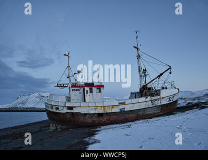 Eine alte rostige Fischerboot liegt am Strand in Island. Stockfoto