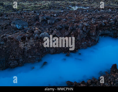 Ein lava Landschaft mit dem Wasser der Blauen Lagune in Island Stockfoto