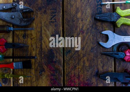 Rostige Werkzeuge und Mechaniker Werkzeuge für Reparatur auf dem Holz Textur Hintergrund. Hochauflösende Bilder Galerie. Stockfoto