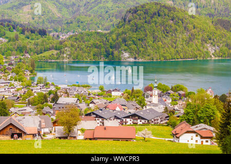 Ansicht der österreichischen alpinen Stadt St. Gilgen und Wolfgangsee, Salzburg, Österreich. Schönen Frühling in den Bergen. Stockfoto