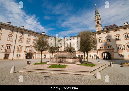 Salzburg, Österreich - 10 April, 2018: petersbrunnen (St. Peter Brunnen) im Gericht der Erzabtei St. Peter im Herzen der Altstadt von Salzburg, Aust Stockfoto