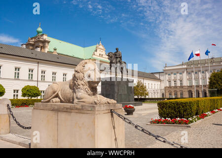 Warschau, Polen - 5. Mai 2018: Skulptur des Löwen (1821) und Reiterstandbild von Fürst Józef Antoni Poniatowski vor dem Präsidentenpalast Stockfoto