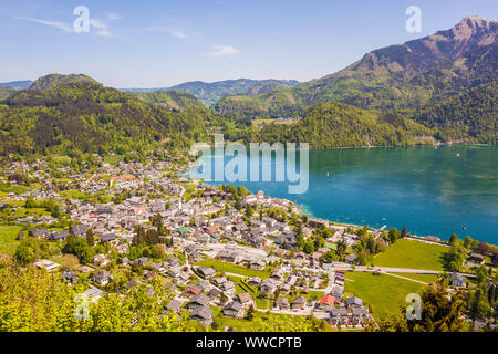 Hoch oben auf der österreichischen alpinen Stadt St. Gilgen am Wolfgangsee und Schafberg an einem schönen sonnigen Tag. Salzburger Land, Österreich Stockfoto