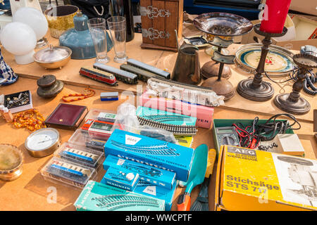 Freilassing, Deutschland - 15. September 2018: Verschiedene alte Sachen zum Verkauf auf einem Flohmarkt. Details zum Modell Miniatur-eisenbahn zum Verkauf. Stockfoto