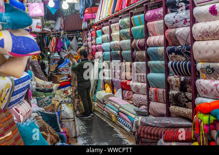 Ein Iranischer Mann in seinem Gewebe shop auf einem Teheran Basar. Stockfoto