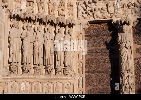 Die Kathedrale Notre Dame de Paris, Paris, Frankreich. Closeup ébrasement des Portals der letzten Gericht (Haupteingang). Statuen der Apostel und Jesus Stockfoto