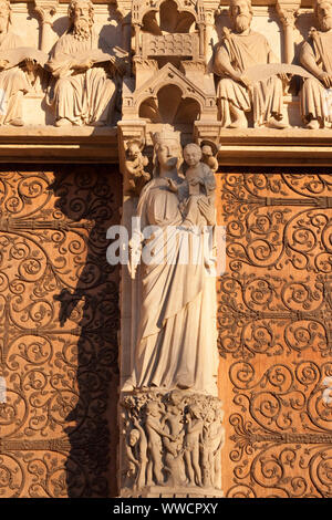 Die Kathedrale Notre-Dame de Paris, Paris, Frankreich. Nahaufnahme des Portals der Jungfrau. Statue der Jungfrau Maria mit dem Jesuskind auf dem trumeau. Stockfoto