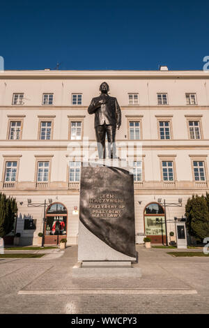 Warschau, Polen - 20. April 2019: Denkmal bis Ende der polnische Präsident Lech Kaczynski auf Pilsudski Platz in der Nähe des Warschauer Garnison Hauptquartier. Stockfoto