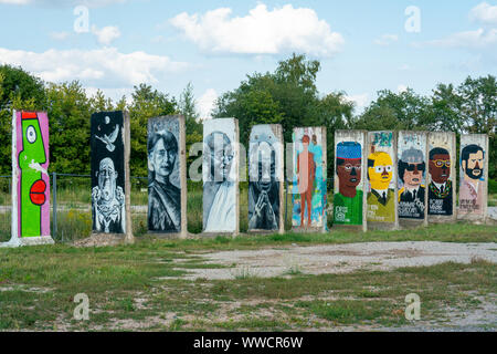 Teltow, Deutschland - 21 August 2019: mit Porträts der Spitzenpolitiker bemalte Segmente der Berliner Mauer an der ehemaligen Grenze zwische Stockfoto