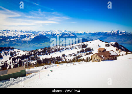 Panorama auf den Vierwaldstättersee und die Alpen von oben auf Rigi Kulm in der Schweiz Stockfoto