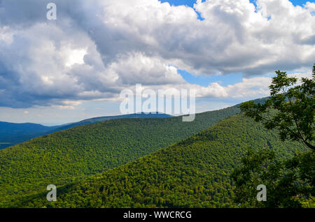 Wolken bewegen Sie die Maus über die catskills in dieser Ansicht von Hunter Mountain. Stockfoto